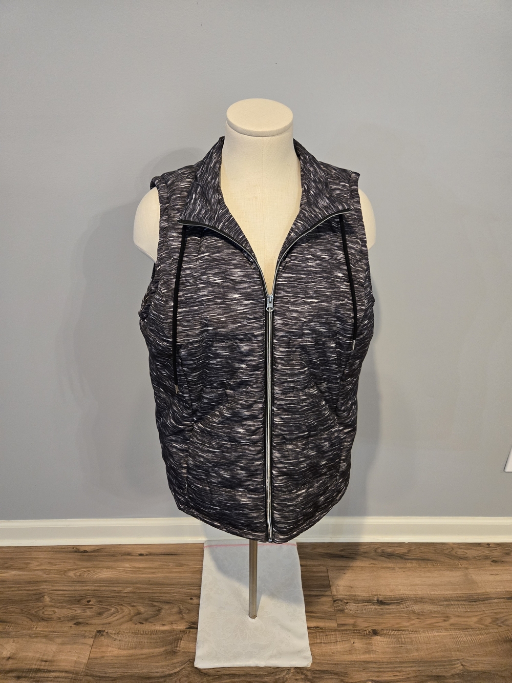 CJ Banks Black and Gray Heathered Print Puffer Vest